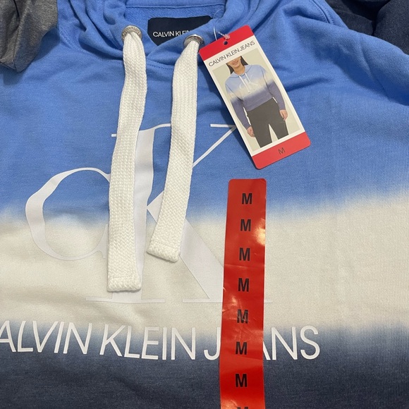 NWT Women’s Size Medium Calvin Klein Jeans Cropped Tie-Dye Logo Prints Hoodie - Picture 7 of 12